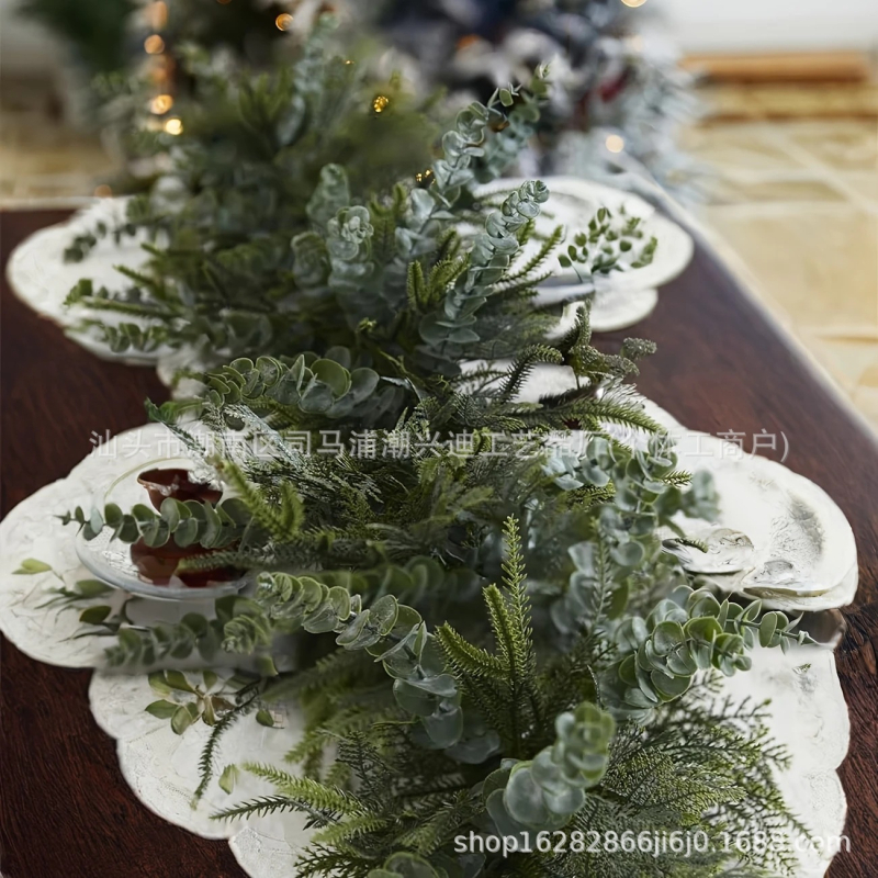 Pielāgots mākslīgais Ziemassvētku rotangpalmas Ziemassvētku vainags no priežu skuju eikalipta, ciedra, kamīna vītnes, mājas dekorēšana