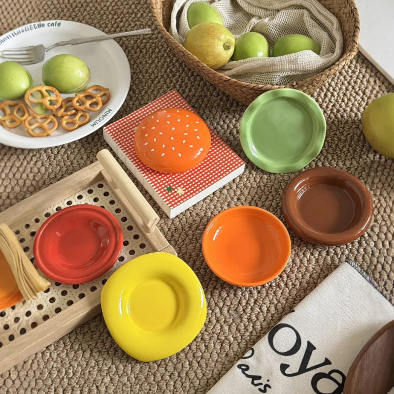 Karikatūriškas mielas keraminis skonio indas, padažo prieskonių buitinis mažas indas, lėkštė po glazūra, spalva suaugusiems, acto indas, sultys, mažas dydis