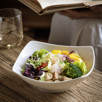 Puhasvalge lihtne ruudukujuline keraamiline ruudukujuline taldrik, disainiga erikujuline kauss, majapidamisnõude taldrik, puuviljasalati taldrik