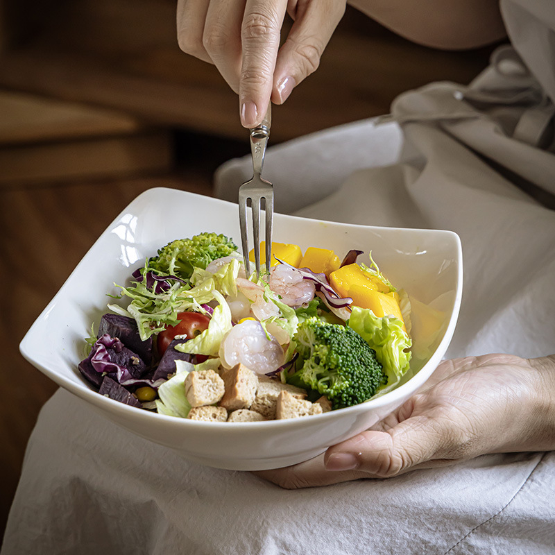 Puhasvalge lihtne ruudukujuline keraamiline ruudukujuline taldrik, disainiga erikujuline kauss, majapidamisnõude taldrik, puuviljasalati taldrik