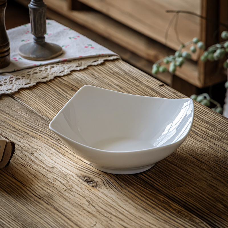 Puhasvalge lihtne ruudukujuline keraamiline ruudukujuline taldrik, disainiga erikujuline kauss, majapidamisnõude taldrik, puuviljasalati taldrik