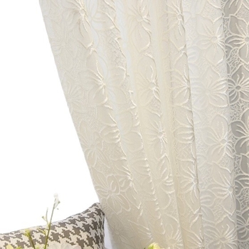 „Sakura“ reljefinė marlės užuolaida, balto smėlio spalvos, langų ekrano užuolaida, tarpvalstybinė, gatavas produktas, šviesą praleidžiantis, universalus gamintojas, didmeninė prekyba, svetainė, miegamasis, balkonas