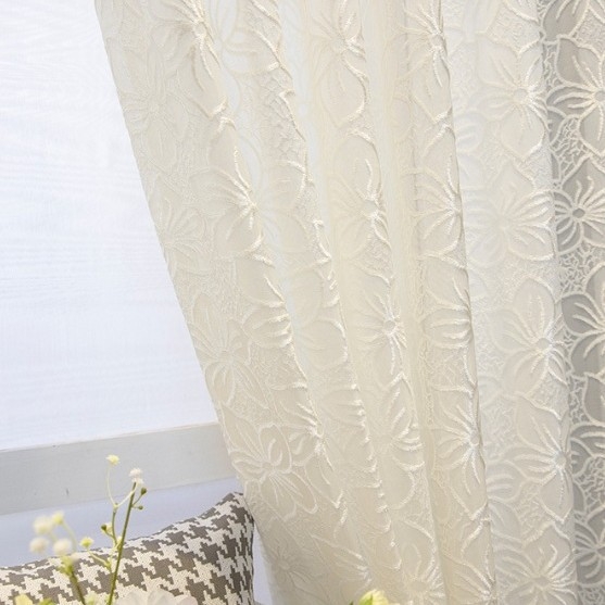 „Sakura“ reljefinė marlės užuolaida, balto smėlio spalvos, langų ekrano užuolaida, tarpvalstybinė, gatavas produktas, šviesą praleidžiantis, universalus gamintojas, didmeninė prekyba, svetainė, miegamasis, balkonas