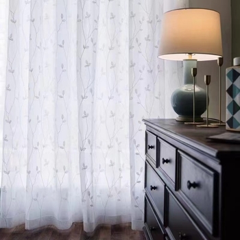 Maža gaivios pastoracinės vandens žolės marlės užuolaida, apsauganti nuo saulės, lango ekranas, įlankos langas, balkonas, svetainė, miegamasis, prancūziški nėriniai, svajinga balta marlė