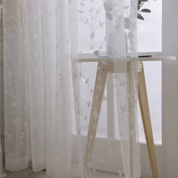 Maža gaivios pastoracinės vandens žolės marlės užuolaida, apsauganti nuo saulės, lango ekranas, įlankos langas, balkonas, svetainė, miegamasis, prancūziški nėriniai, svajinga balta marlė