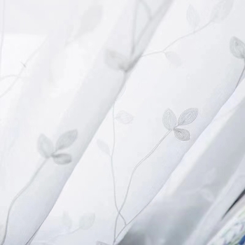 Maža gaivios pastoracinės vandens žolės marlės užuolaida, apsauganti nuo saulės, lango ekranas, įlankos langas, balkonas, svetainė, miegamasis, prancūziški nėriniai, svajinga balta marlė