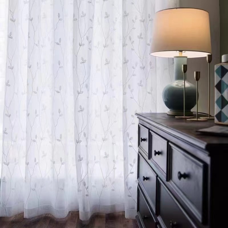 Maža gaivios pastoracinės vandens žolės marlės užuolaida, apsauganti nuo saulės, lango ekranas, įlankos langas, balkonas, svetainė, miegamasis, prancūziški nėriniai, svajinga balta marlė