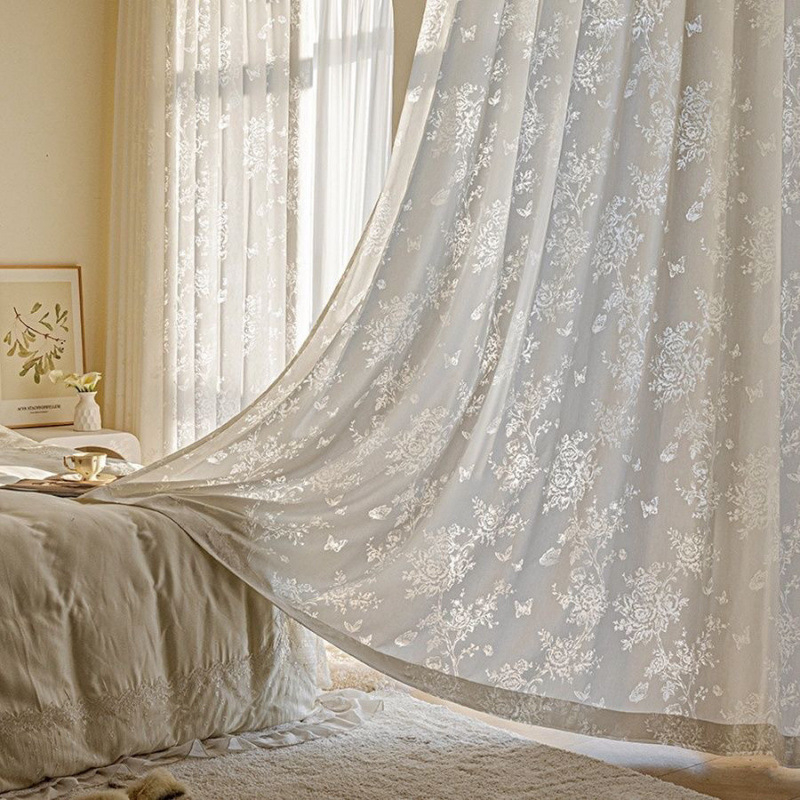 Svajingos prancūziško stiliaus meniškos užuolaidos su gėlėtomis permatomomis užuolaidomis svetainei ir miegamajam, langai nuo grindų iki lubų, rožinis drugelis, rokoko stiliaus permatomos langinės