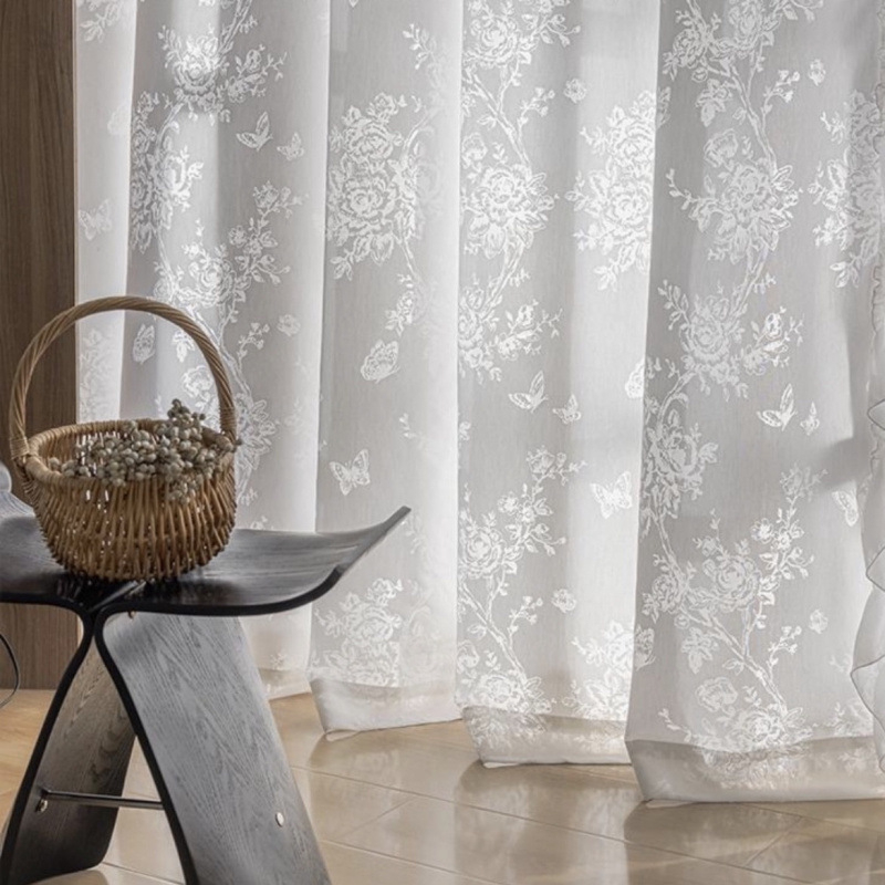 Svajingos prancūziško stiliaus meniškos užuolaidos su gėlėtomis permatomomis užuolaidomis svetainei ir miegamajam, langai nuo grindų iki lubų, rožinis drugelis, rokoko stiliaus permatomos langinės