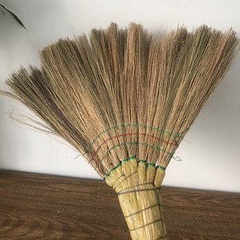 Grindų vidaus dulkių nendrinė šluota nendrinė plunksnų šluota namų apyvokos reikmenys vintažinė šluota plaukai šeima kūryba