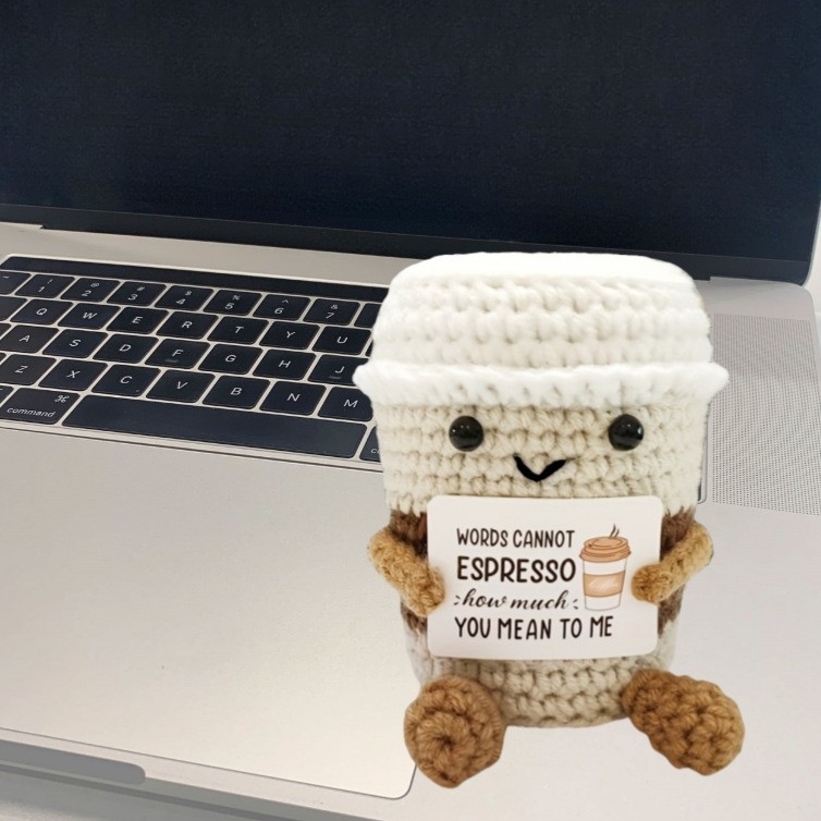 Határokon átnyúló, népszerű rajzfilm, kávéscsésze, gyapjúbaba, kézzel kötött horgolt kártyasorozat, aranyos, pozitív energia, inspiráló