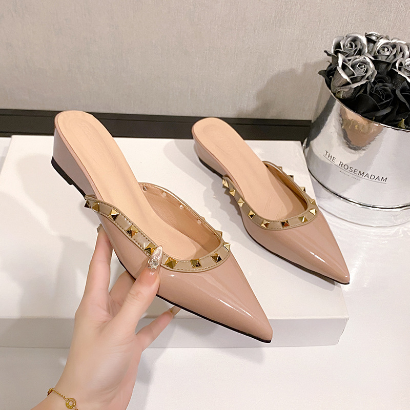 Szegecses egyrétegű cipők női vastag sarok hegyes orrú meztelen francia lapos cipők 2025 tavaszi új érkezés oldalsó üres lakkbőr orrú szandál