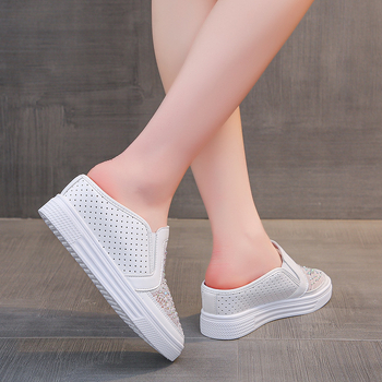Baotou félpapucs kivágott lélegző fehér cipő 2025 tavasz és nyár új sokoldalú vastag talpú belső magasító hálós cipő
