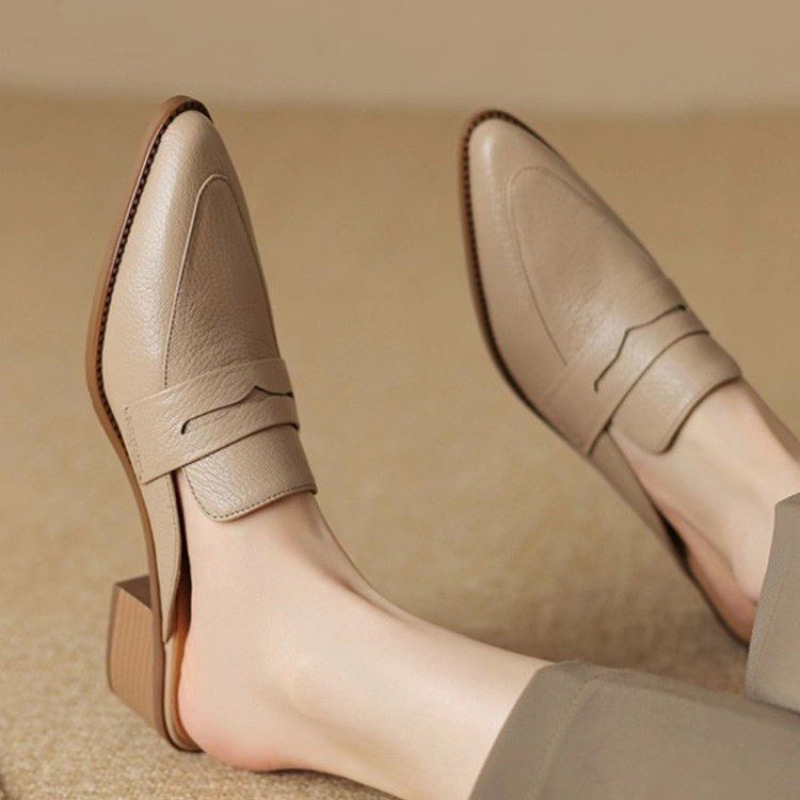 Britiško stiliaus šlepetės iki pirštų galiukų, smaili nosis, storas kulnas, tuščiavidurė nugara, minkštos odos retro stiliaus bateliai, pavasario ir vasaros naujos šlepetės