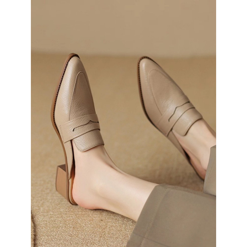 Brit stílusú, lábujjhegyes papucsok, hegyes orr, vastag sarok, üreges hátrész, puha bőr retró papucsok, tavaszi és nyári újdonságok