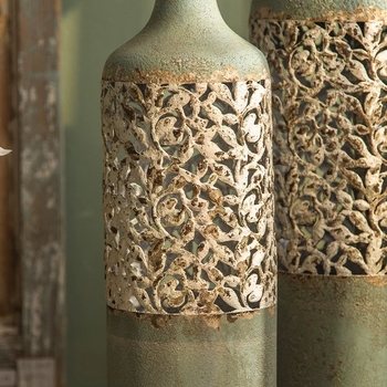 Prancūziško stiliaus kaltinės geležies spauda, vintažinė grindų vaza, svetainės, viešbučio prieškambario dekoravimo papuošalai, namų apyvokos reikmenų iliustracija, apvalus butelis