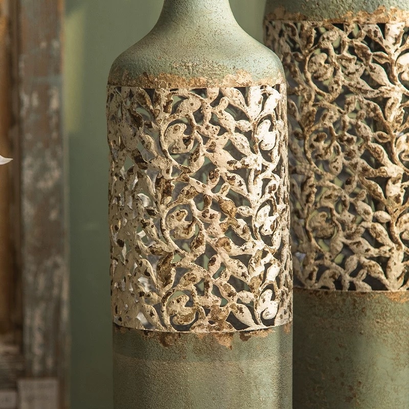 Prancūziško stiliaus kaltinės geležies spauda, vintažinė grindų vaza, svetainės, viešbučio prieškambario dekoravimo papuošalai, namų apyvokos reikmenų iliustracija, apvalus butelis