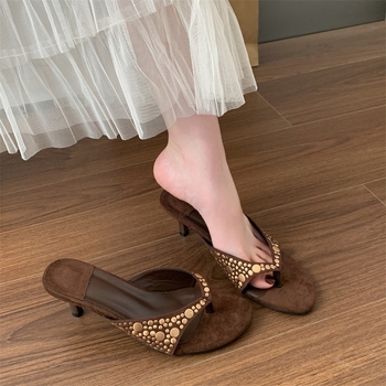 2025 m. vasaros užsienio prekybos naujos europietiško ir amerikietiško stiliaus „herricom“ zomšos mados moteriškos plius dydžio apvalios galvos aukštakulnės šlepetės