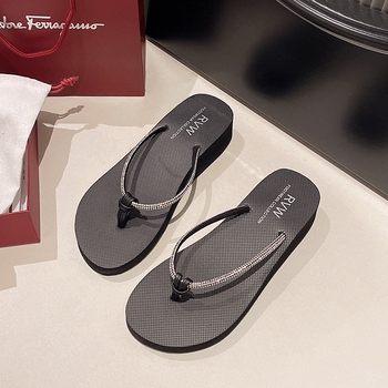 Νέα παπούτσια παραλίας, παντόφλες, καλοκαιρινά γυναικεία παπούτσια, μοντέρνα ρούχα, σαγιονάρες με στρας, με μεσαίο τακούνι, χοντρό κάτω μέρος και κλιπ σφήνας