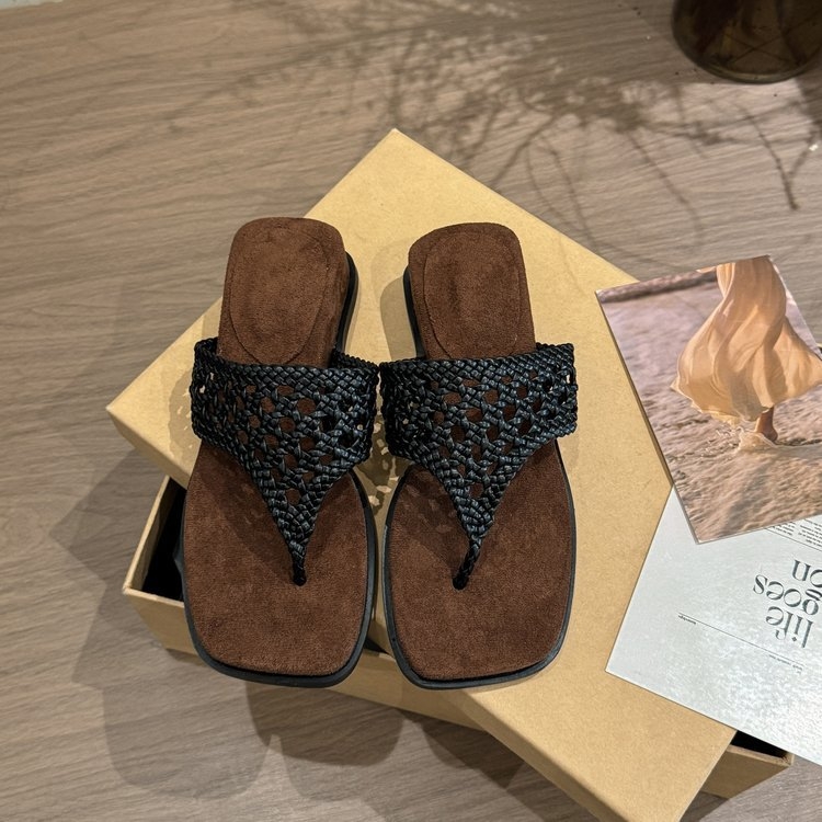 Retro stiliaus zomšinės, storapadės austinės moteriškos šlepetės 2025 m. vasarai. Naujos šlepetės viršutiniam dėvėjimui su klibais kulnais.