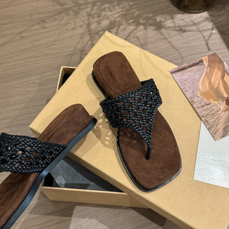 Retro stiliaus zomšinės, storapadės austinės moteriškos šlepetės 2025 m. vasarai. Naujos šlepetės viršutiniam dėvėjimui su klibais kulnais.