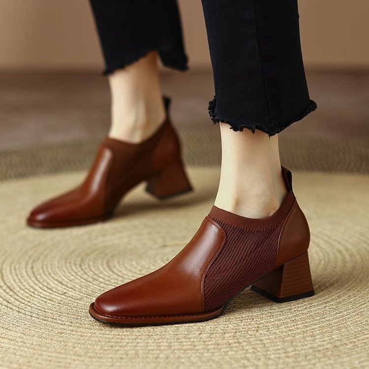 Új vastag sarkú, magas sarkú női cipők, tavaszi és őszi nude csizmák, szögletes orrú, mélyen dekoltált lapos talpú cipők, brit preppy stílusú, vastag sarkú, kis bőrcipők