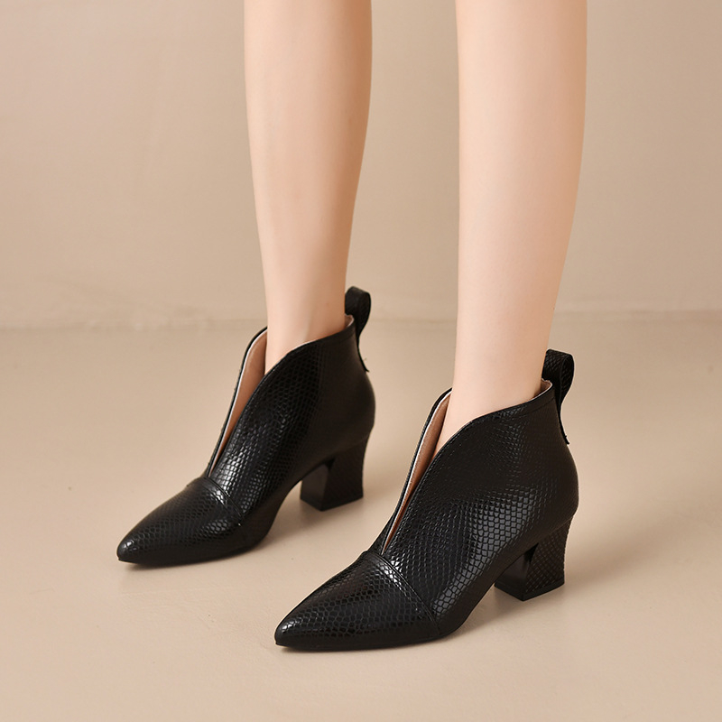 Európai és amerikai hegyes, V-kivágású, lakkbőr bokacsizma, női vastag, magas sarkú, 2023-as őszi és téli új krokodilmintás Martin csizma, karcsúsított, meztelen csizma