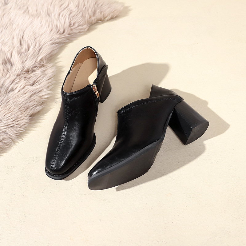 Retro stiliaus, kvadratinės nosies aukštakulniai moterims, 2024 m. pavasario ir rudens, naujo stiliaus, stori kulniukai, gilios nosies bateliai, kurie nevargina pėdų, ir elegantiški maži odiniai bateliai.