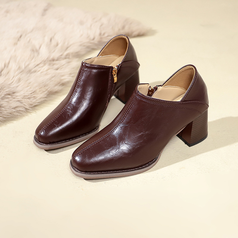 Retro stiliaus, kvadratinės nosies aukštakulniai moterims, 2024 m. pavasario ir rudens, naujo stiliaus, stori kulniukai, gilios nosies bateliai, kurie nevargina pėdų, ir elegantiški maži odiniai bateliai.