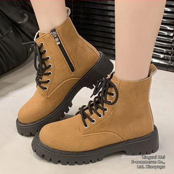 Moteriški trumpi, kvadratinio kulno, trumpi, ploni, odiniai aulinukai „Amazon“ parduotuvėje. Didelio dydžio britiško stiliaus trumpi aulinukai su „Chelsea“ aulinukai.