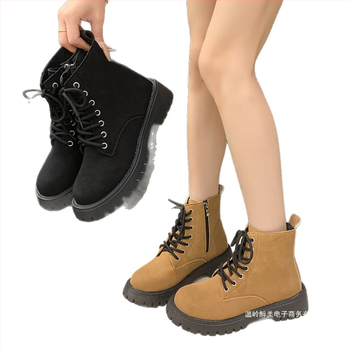 Moteriški trumpi, kvadratinio kulno, trumpi, ploni, odiniai aulinukai „Amazon“ parduotuvėje. Didelio dydžio britiško stiliaus trumpi aulinukai su „Chelsea“ aulinukai.