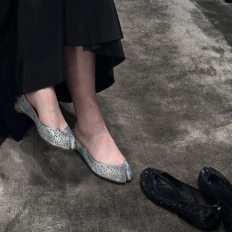 Gao Ding 2025 új CL piros cipő M6-os illesztésű Margiela tabi alsóorrú cipő piros kis bőr cipő juh- és disznóláb cipő