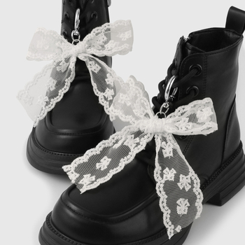 Piiriülesed plahvatused lisavad peent moodset väärtuslikku võrgust tikandiga pitsist vibu, tavalise aasaga kingapandlaga kingakaunistust