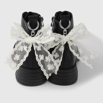 Piiriülesed plahvatused lisavad peent moodset väärtuslikku võrgust tikandiga pitsist vibu, tavalise aasaga kingapandlaga kingakaunistust