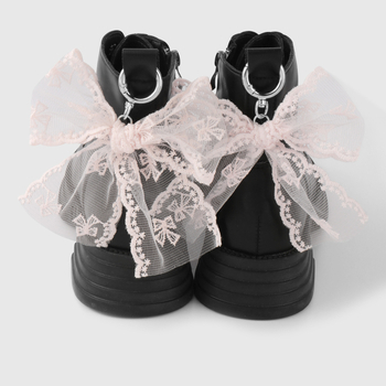 Piiriülesed plahvatused lisavad peent moodset väärtuslikku võrgust tikandiga pitsist vibu, tavalise aasaga kingapandlaga kingakaunistust