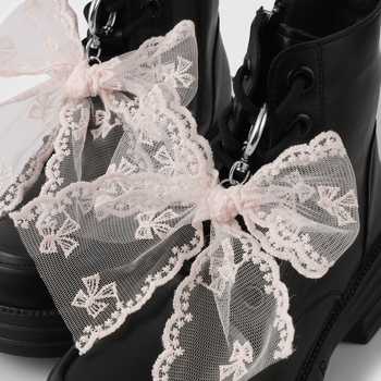 Piiriülesed plahvatused lisavad peent moodset väärtuslikku võrgust tikandiga pitsist vibu, tavalise aasaga kingapandlaga kingakaunistust