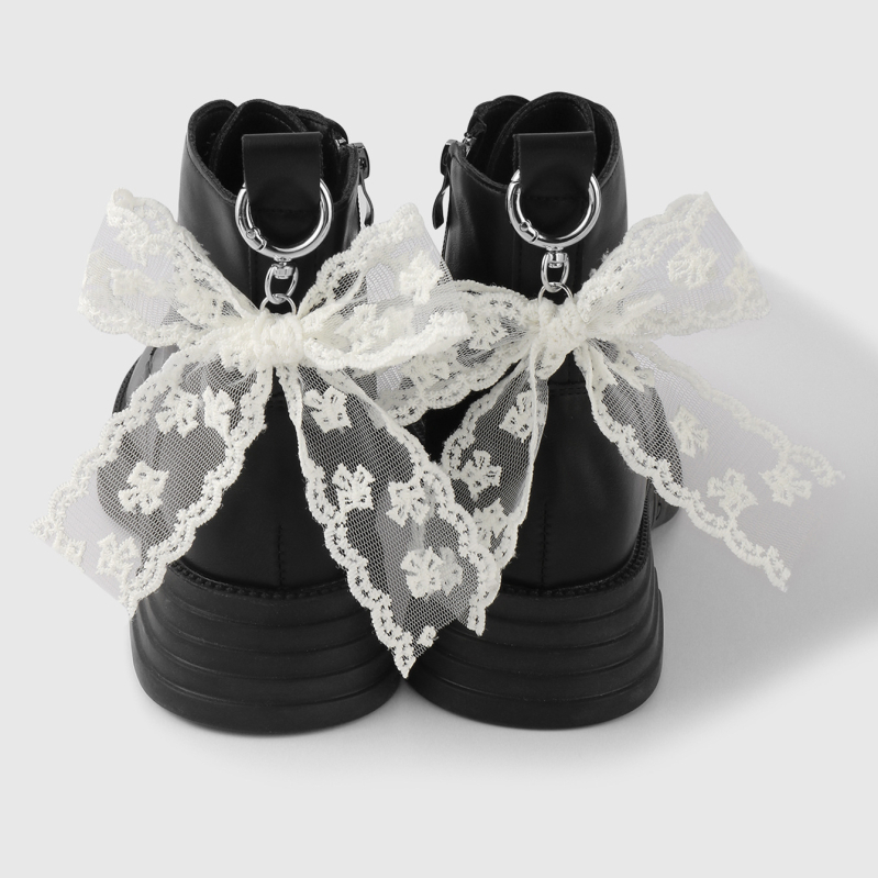 Piiriülesed plahvatused lisavad peent moodset väärtuslikku võrgust tikandiga pitsist vibu, tavalise aasaga kingapandlaga kingakaunistust