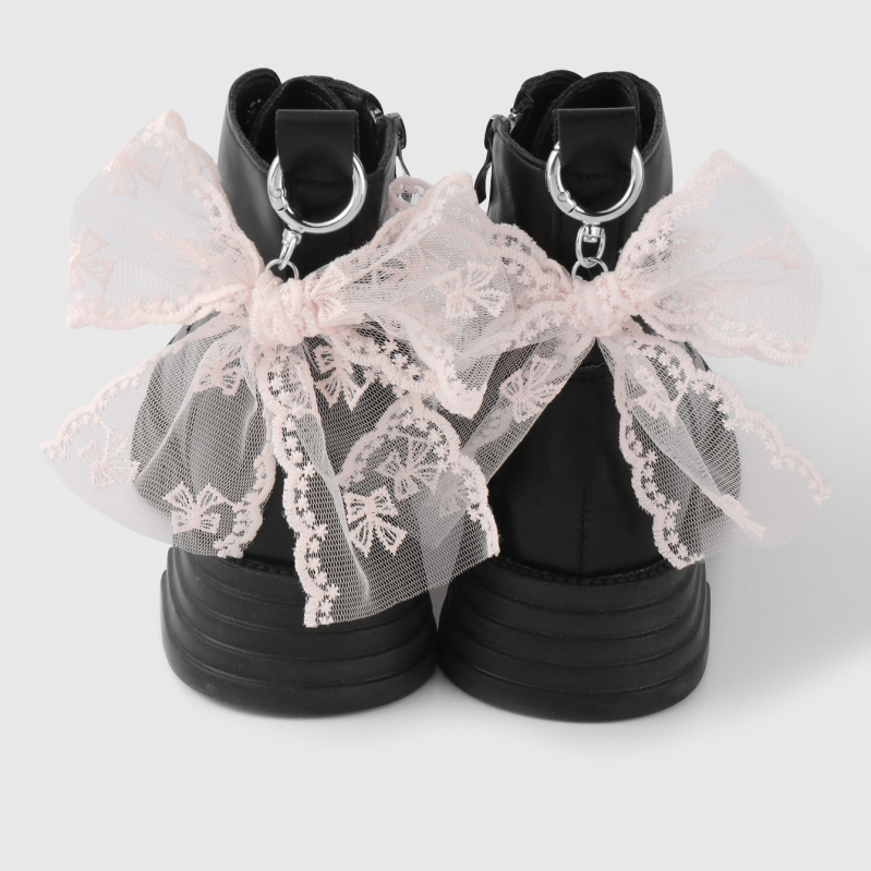 Piiriülesed plahvatused lisavad peent moodset väärtuslikku võrgust tikandiga pitsist vibu, tavalise aasaga kingapandlaga kingakaunistust