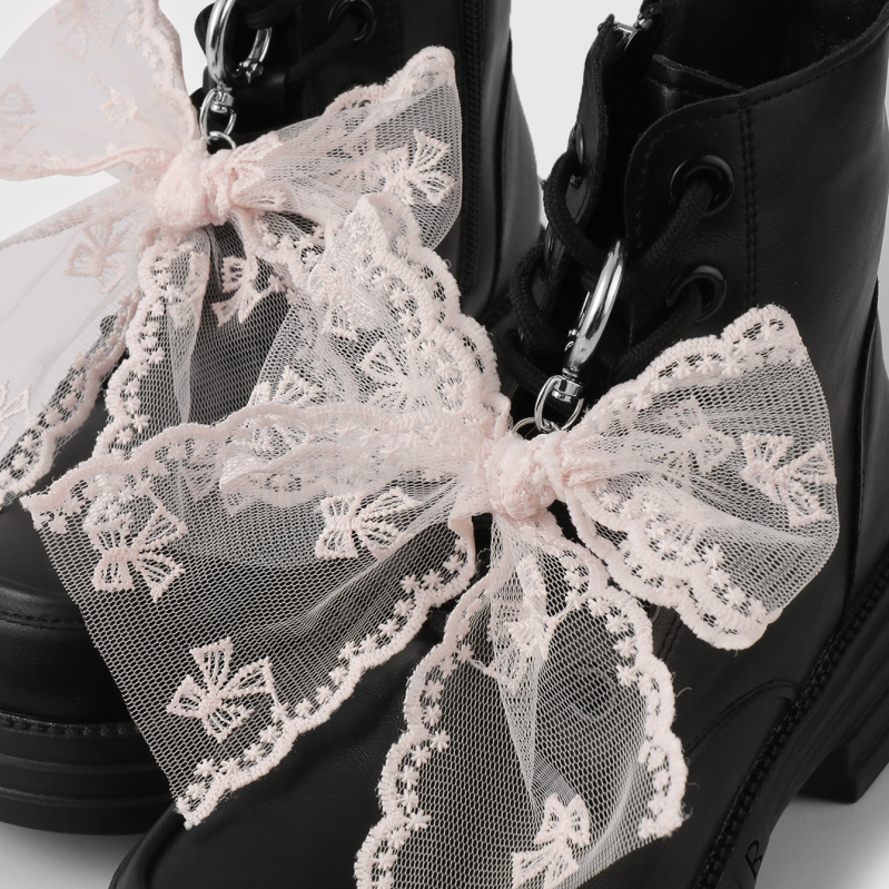 Piiriülesed plahvatused lisavad peent moodset väärtuslikku võrgust tikandiga pitsist vibu, tavalise aasaga kingapandlaga kingakaunistust