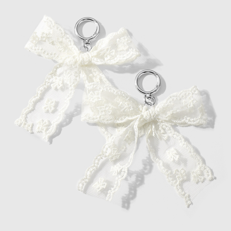 Piiriülesed plahvatused lisavad peent moodset väärtuslikku võrgust tikandiga pitsist vibu, tavalise aasaga kingapandlaga kingakaunistust