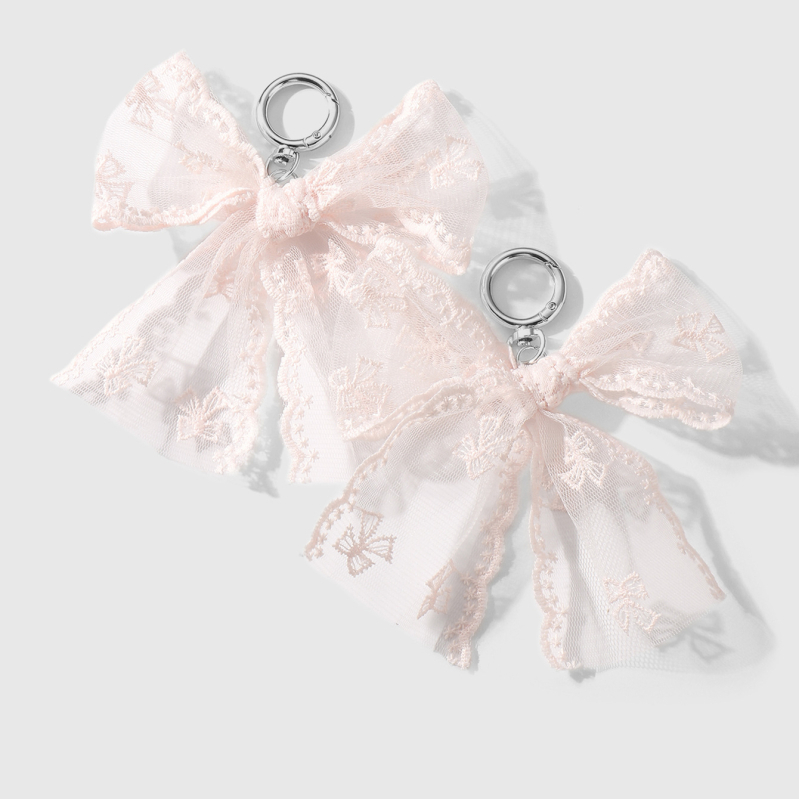 Piiriülesed plahvatused lisavad peent moodset väärtuslikku võrgust tikandiga pitsist vibu, tavalise aasaga kingapandlaga kingakaunistust