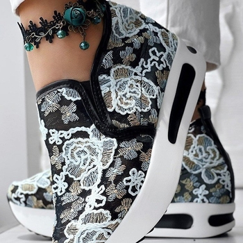 2025 m. populiarūs eksportiniai tinkliniai batai. Užmaunami, storapadžiai medžiaginiai batai. Apvalios nosies batai.