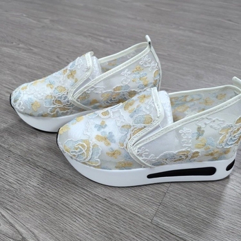 Δημοφιλή παπούτσια από πλέγμα για εξαγωγή του 2025. Υφασμάτινα παπούτσια με ρηχή χοντρή σόλα και slip-on. Παπούτσια με στρογγυλή μύτη