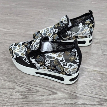 Δημοφιλή παπούτσια από πλέγμα για εξαγωγή του 2025. Υφασμάτινα παπούτσια με ρηχή χοντρή σόλα και slip-on. Παπούτσια με στρογγυλή μύτη