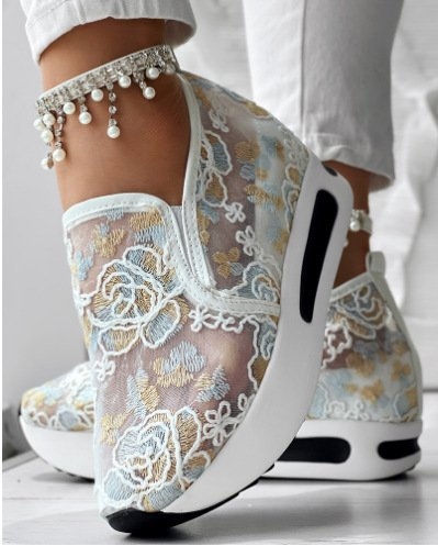 2025 m. populiarūs eksportiniai tinkliniai batai. Užmaunami, storapadžiai medžiaginiai batai. Apvalios nosies batai.