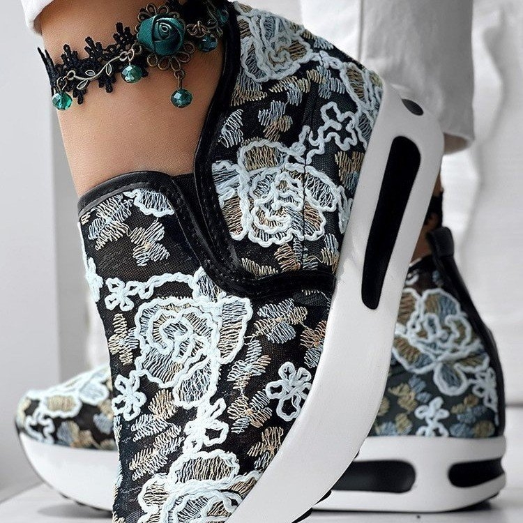 2025 m. populiarūs eksportiniai tinkliniai batai. Užmaunami, storapadžiai medžiaginiai batai. Apvalios nosies batai.