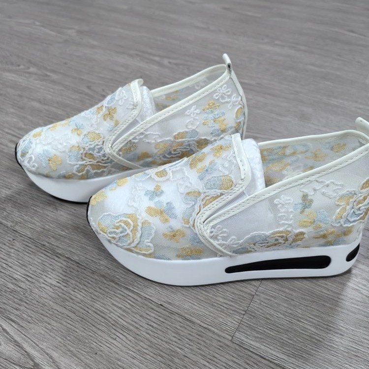 2025 m. populiarūs eksportiniai tinkliniai batai. Užmaunami, storapadžiai medžiaginiai batai. Apvalios nosies batai.