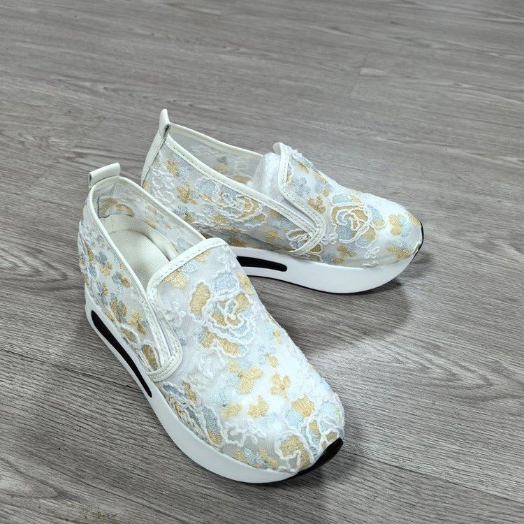 2025 m. populiarūs eksportiniai tinkliniai batai. Užmaunami, storapadžiai medžiaginiai batai. Apvalios nosies batai.