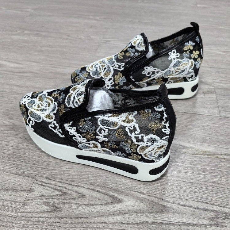 2025 m. populiarūs eksportiniai tinkliniai batai. Užmaunami, storapadžiai medžiaginiai batai. Apvalios nosies batai.