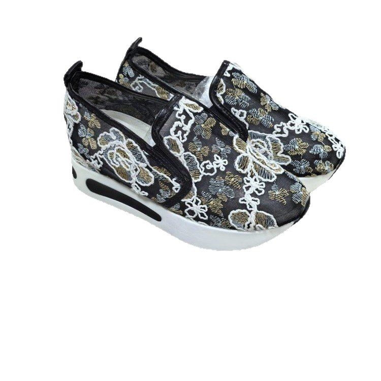 2025 m. populiarūs eksportiniai tinkliniai batai. Užmaunami, storapadžiai medžiaginiai batai. Apvalios nosies batai.